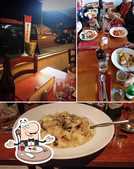 Это снимок, где изображены столики и еда в Da Sette Soldi Italian Restaurant & Takeaways