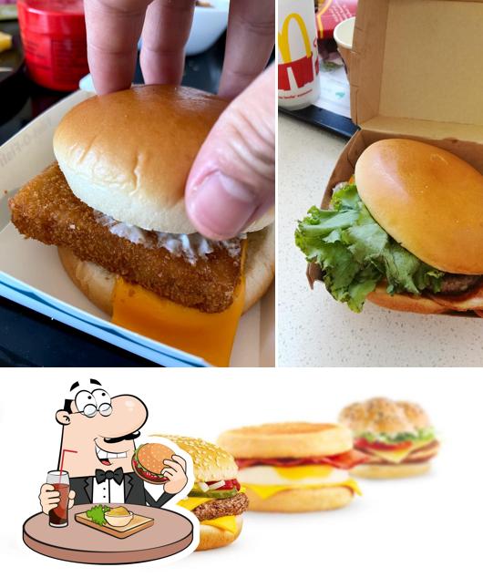 Закажите гамбургеры в "McDonald's West Terrace"