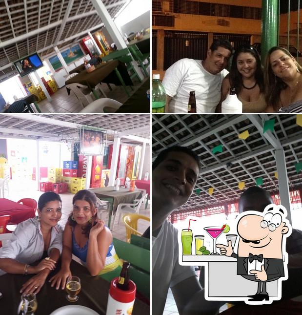 Entre diferentes coisas, balcão de bar e interior podem ser encontrados no Bar do Zezinho