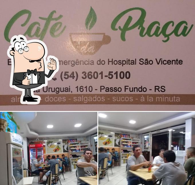 Look at this image of Café da Praça