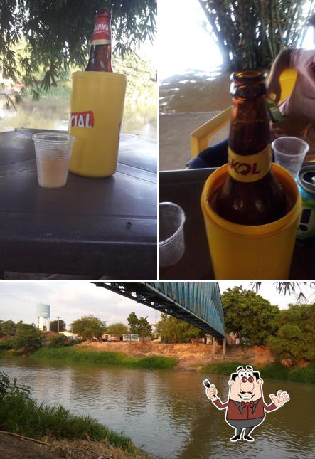 Esta é a ilustração apresentando comida e exterior no Bar fim de tarde