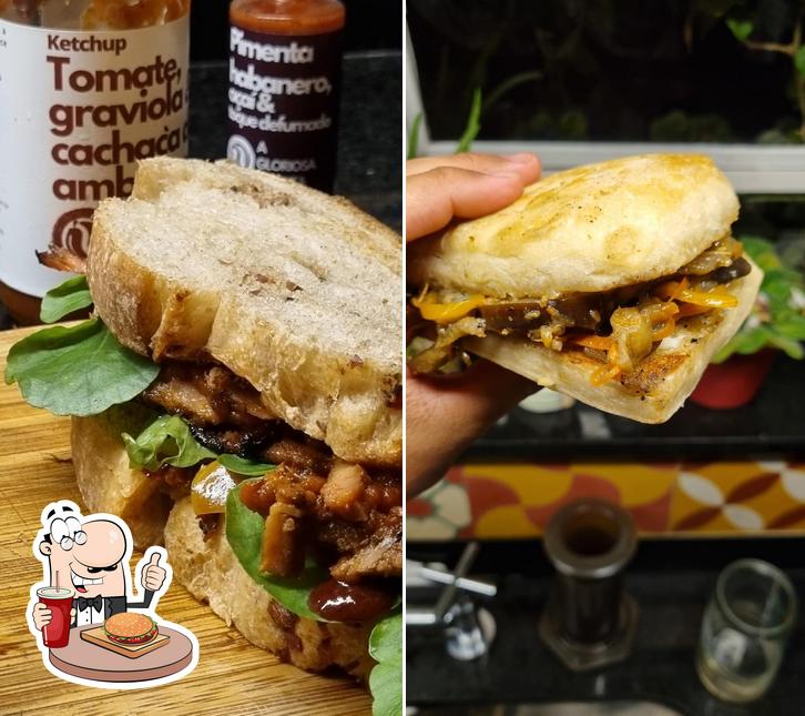 Experimente um hambúrguer no Artesanal Pães · Pães de Longa Fermentação, Cafés Especiais e Brunch