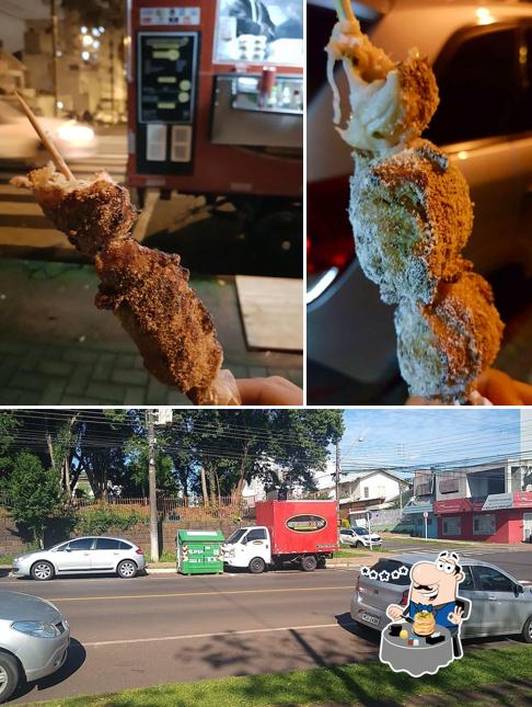 Dê uma olhada a ilustração mostrando comida e exterior no Espetinho do Rei