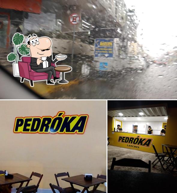 O Pedróka Lanches se destaca pelo interior e exterior