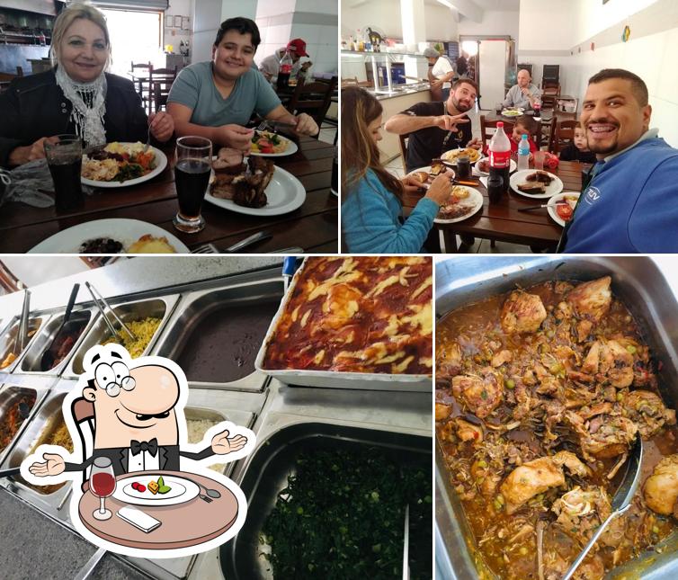 A foto da mesa de jantar e comida no Esquinão Restaurante do Nei