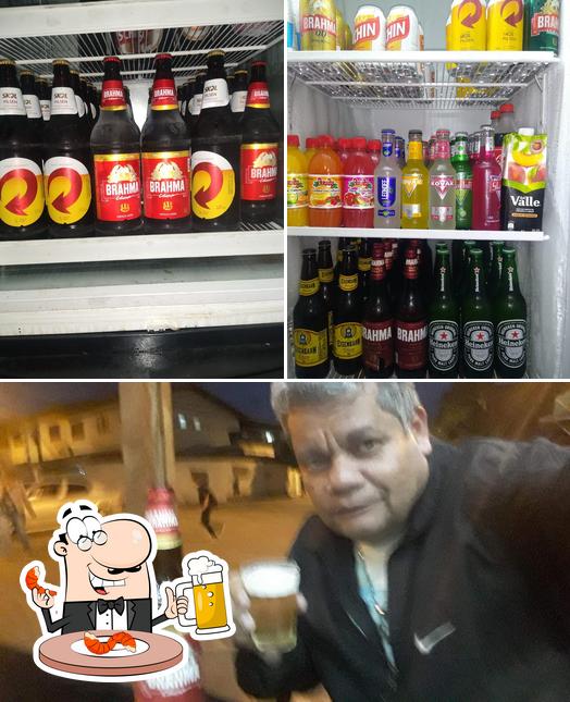 Desfute um copo de cerveja leve ou escura