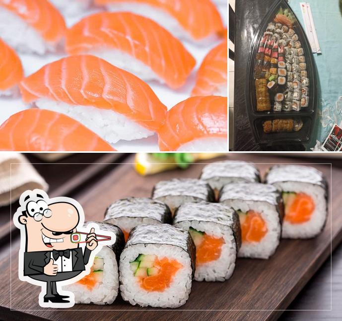 Rolos de sushi são oferecidos por Sudare Sushi