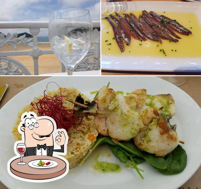 Observa las fotos donde puedes ver comida y alcohol en Café de La Concha