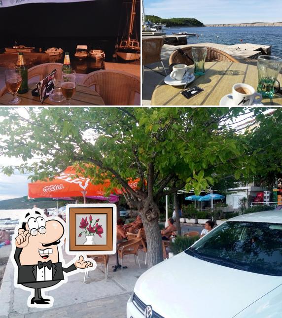 Siediti a un tavolo di Caffe bar-buffet BISER