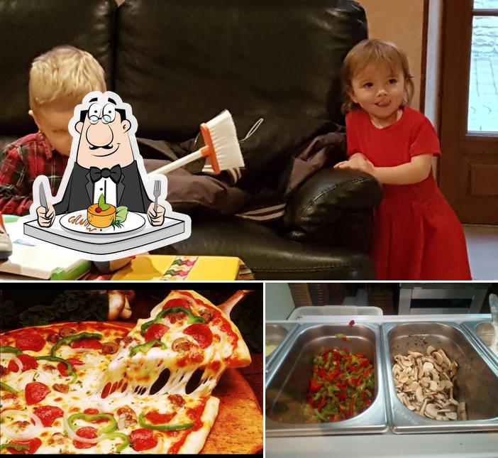 La photo de la nourriture et intérieur concernant Family Pizza