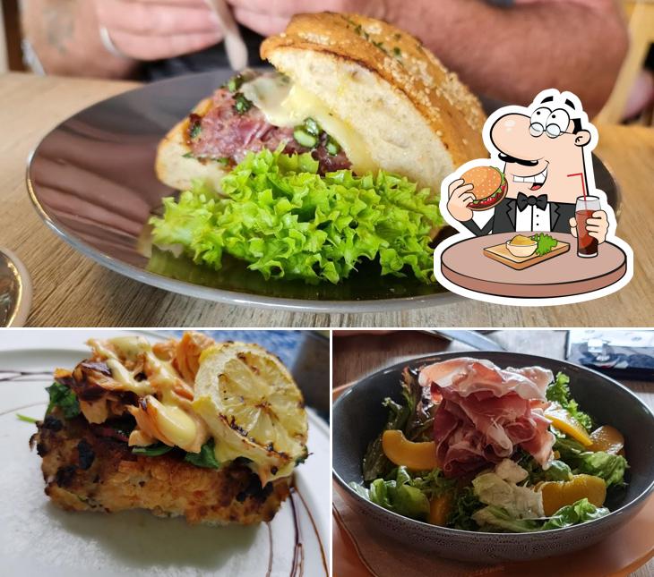 Tómate una hamburguesa en Fresca Mediterranean Cafe, Deli, Grocer, Pizzeria & Bar Rangiora