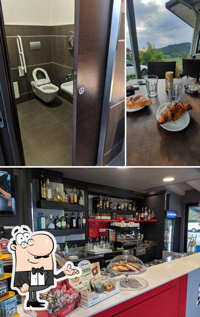 Bar Pit Stop si caratterizza per la interni e tavolo da pranzo