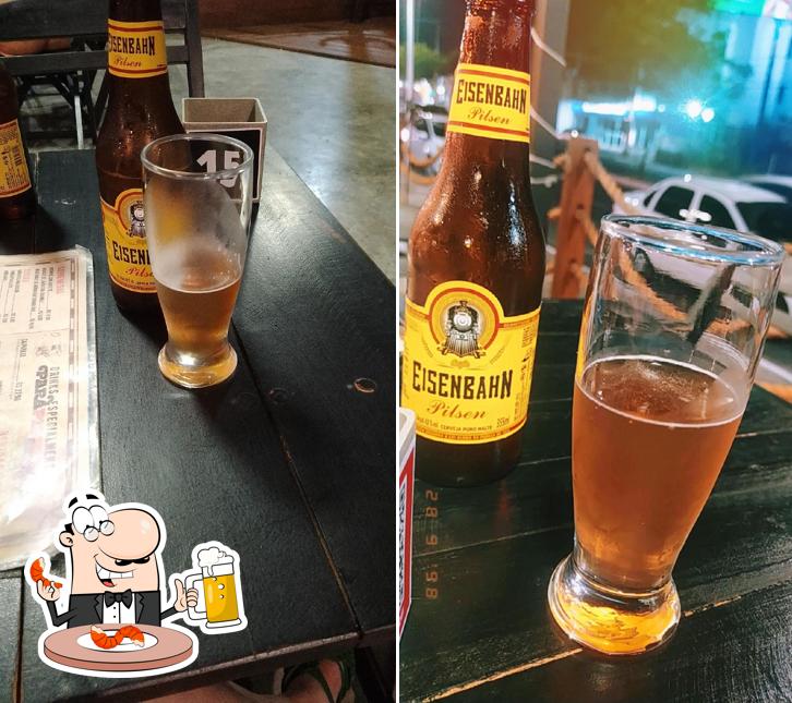 Desfute uma tulipa de cerveja leve ou escura