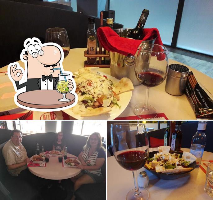 Mira las fotografías que hay de bebida y comedor en Restaurante Little Italy