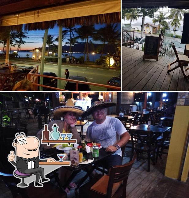 Sente em uma das mesas no Restaurante Vila Moema em Ilhabela