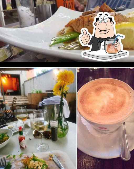 Это фотография, где изображены напитки и еда в Market Café Restaurant