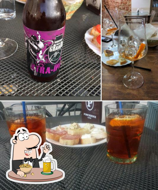 Puoi ordinare un rinfrescante bicchiere di birra chiara o scura