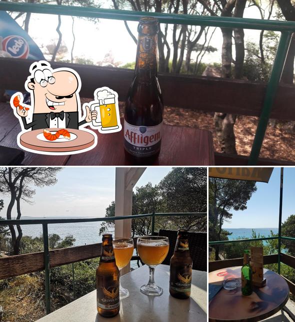 Puoi ordinare un rinfrescante bicchiere di birra chiara o scura