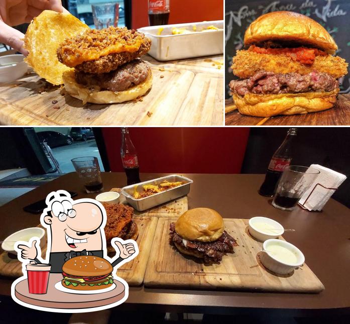 Peça um dos hambúrgueres servidos no Eva Burger