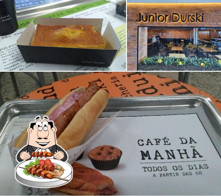 Observa las fotos que hay de comida y exterior en A Sanduicheria do Junior Durski