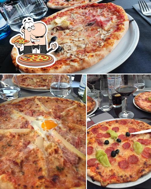 Elige una pizza en Hellweger's Pizzeria & Restaurant