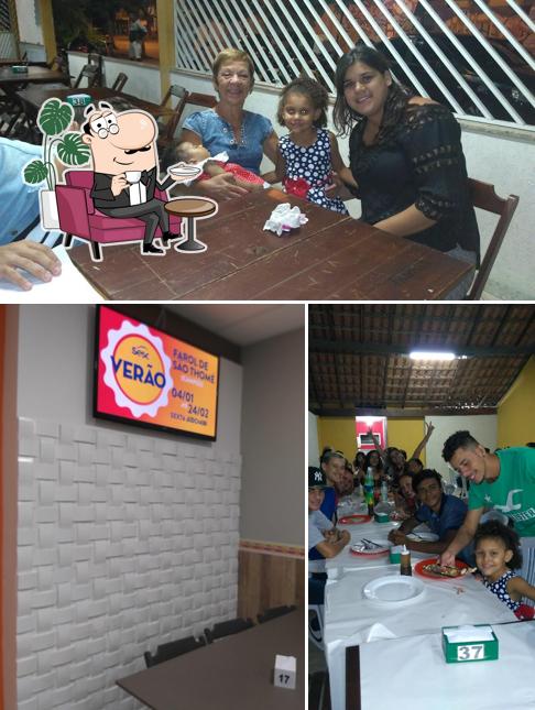 O interior do Bozó Pizzaria e Lanchonete