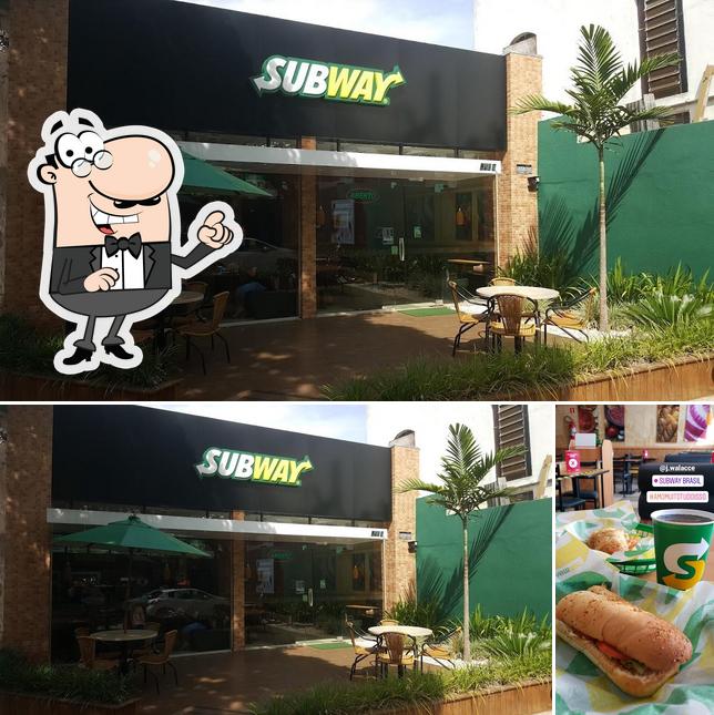 A foto da interior e cidadãos no Restaurante SUBWAY U.E.M. Maringá