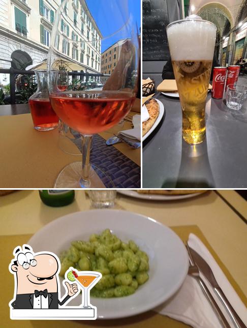 Questa è la foto che presenta la bevanda e cibo di Osteria della Piazza