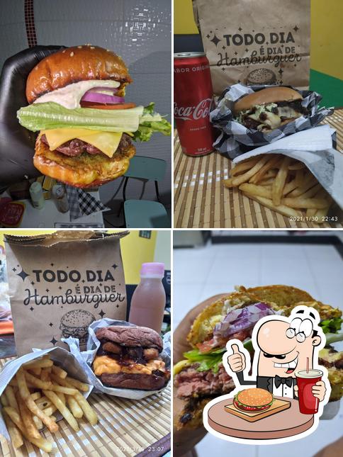 Deguste um dos hambúrgueres oferecidos no Smoky 'n Burger