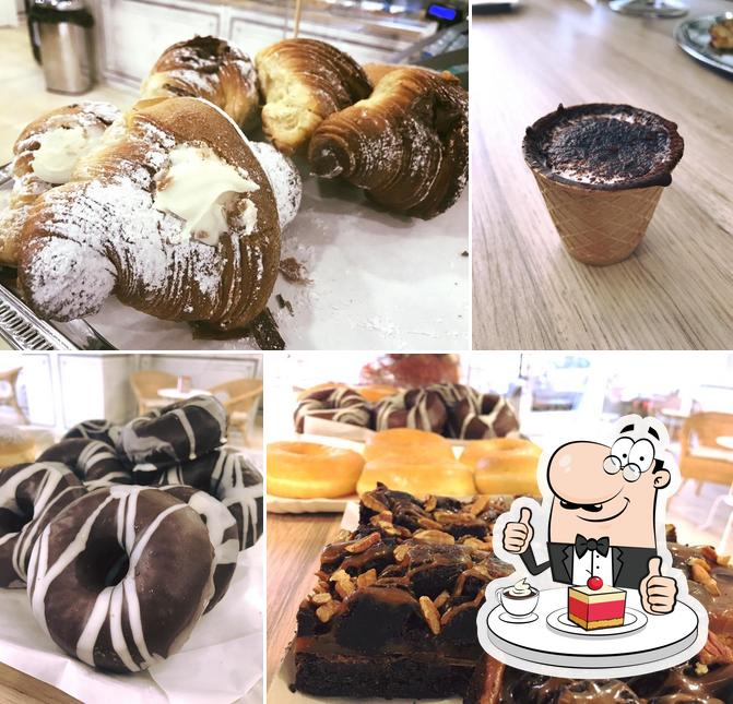 Stories of Bread and Coffee serviert eine Mehrzahl von Desserts 