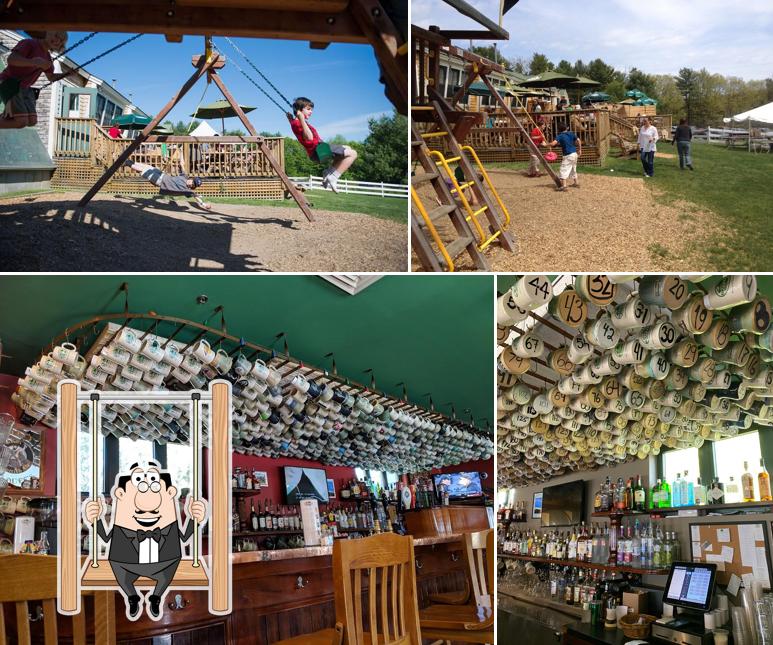 Las fotos de área de juego y barra de bar en Gritty McDuff's Brew Pub