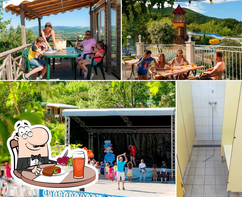 La table à manger et intérieur du restaurant