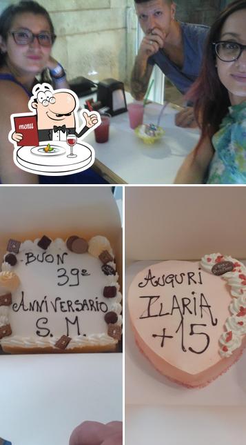 La cibo e tavolo da pranzo del ristorante