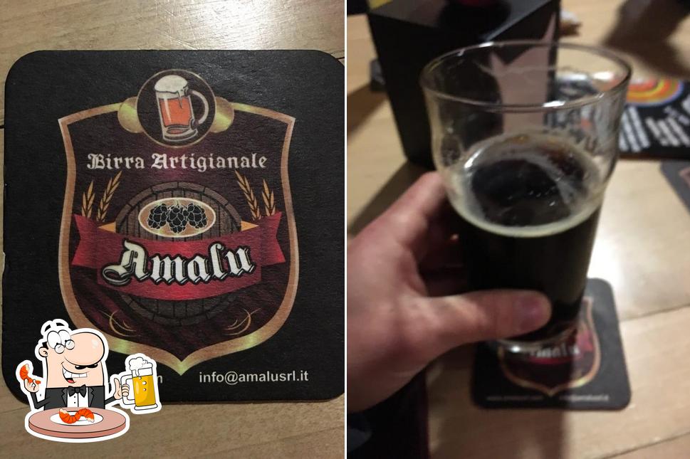 Puoi ordinare un rinfrescante bicchiere di birra chiara o scura