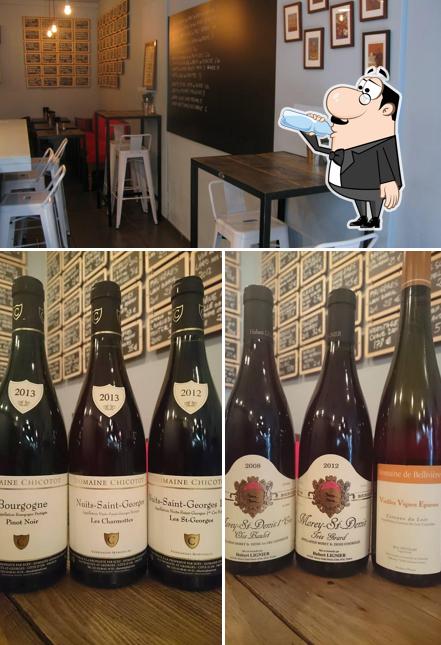 Vérifiez la photo indiquant la boire et intérieur concernant Comptoir Le Flacon Bar à Vins Bordeaux