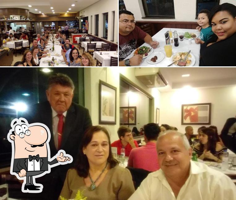 Sente em uma das mesas no Churrascaria Paineiras