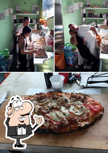 La foto di interni e pizza da Da anna e lido paninoteca griglieria