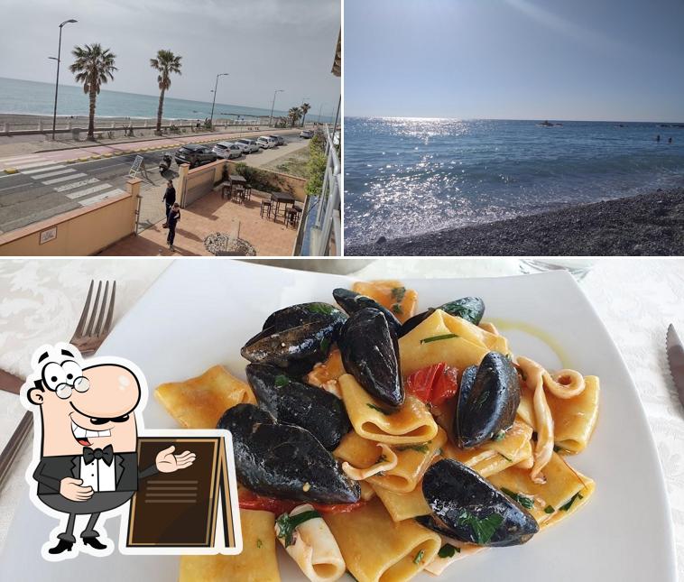 Tra le diverse cose da Ristorante Atmosfera Versatile Sas si possono trovare la esterno e cibo