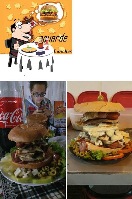 Experimente um dos hambúrgueres servidos no Frajollas Lanches