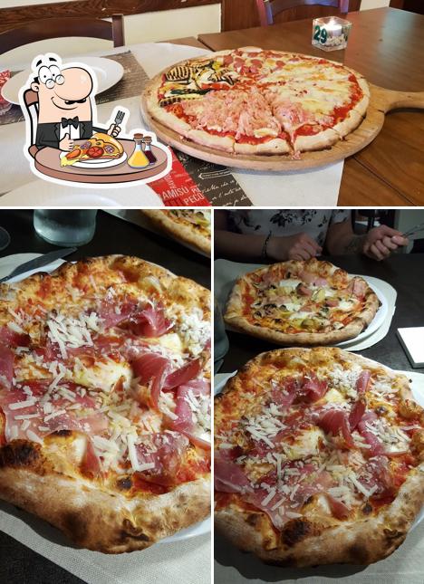 Scegli una pizza a Ristorante Pizzeria La Luna