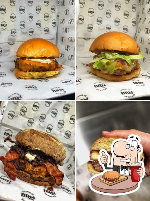 Deguste um dos hambúrgueres disponíveis no Borones Burguer