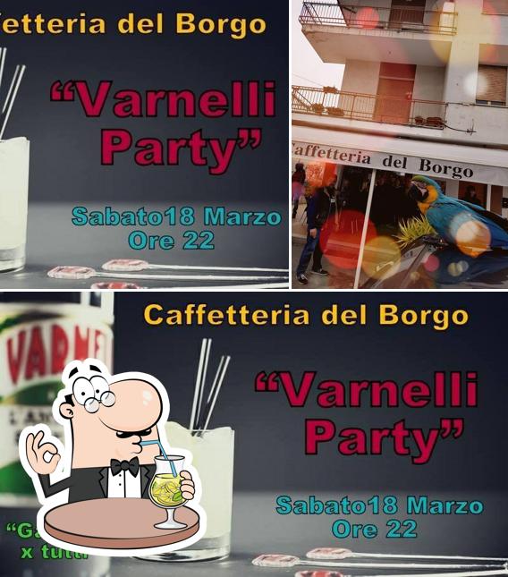 Dai un’occhiata alla foto che presenta la bevanda e interni di La caffetteria del borgo