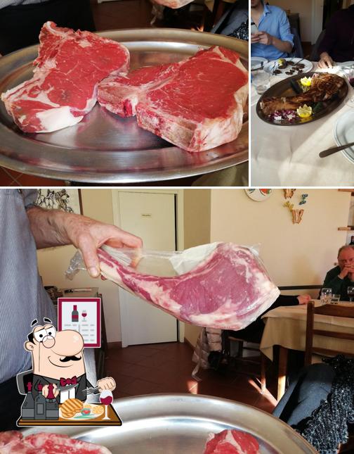 Prenditi i un pasto a base di carne a Osteria San Mamante 36