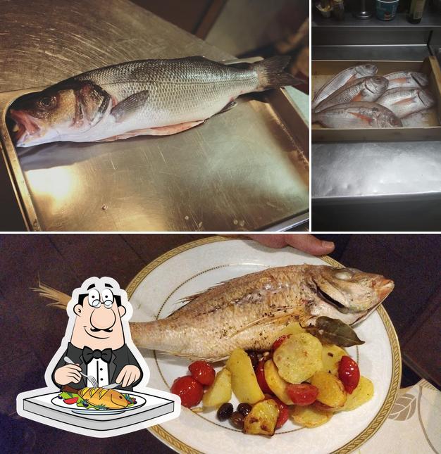 Gli Amici Della Piazzetta serviert eine Speisekarte für Fischliebhaber