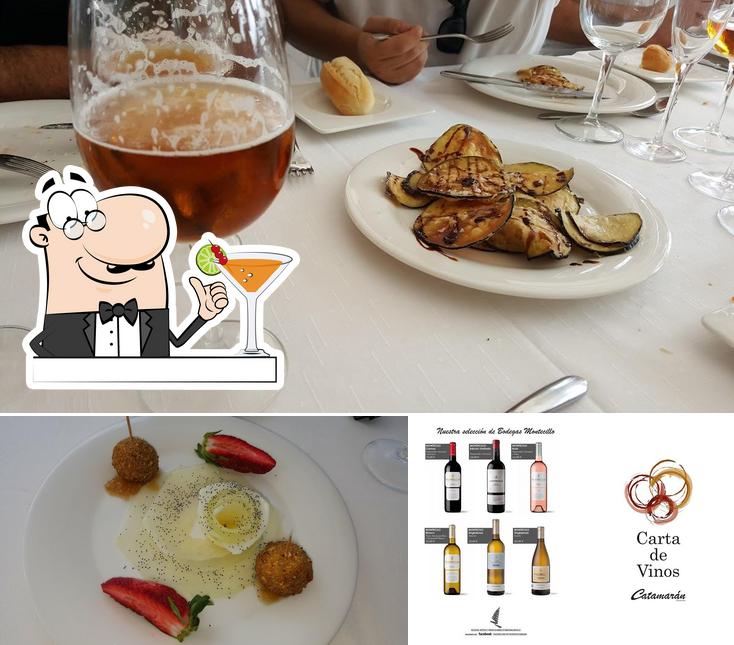 Фотография, на которой видны напитки и мясные блюда в Restaurante Catamarán