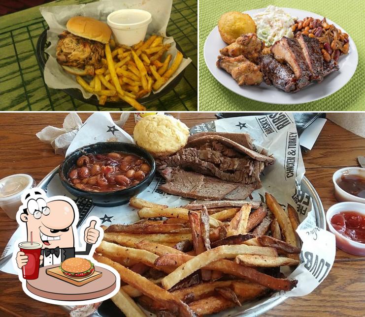 Pide una hamburguesa en Old Carolina Barbecue Company - Akron