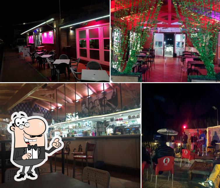 Dai un'occhiata agli interni di Le 3 Scimmie Pub