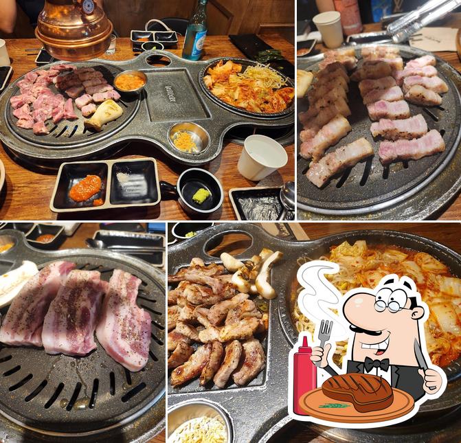Prueba un plato con carne en 돼지명가 (Pig myeong-ga Korean BBQ) 홍대