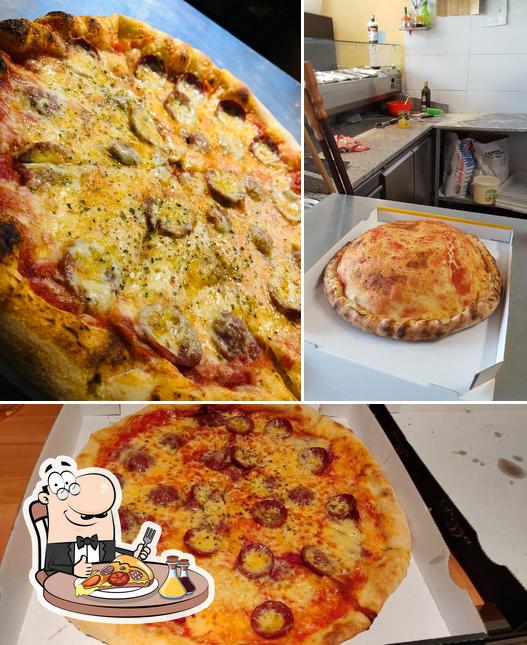 Order pizza at Pizzeria Aurora