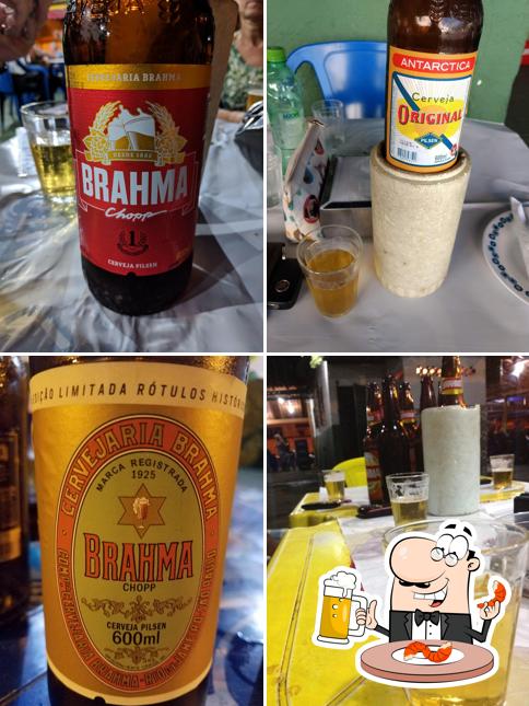 Desfute um copo de cerveja leve ou escura